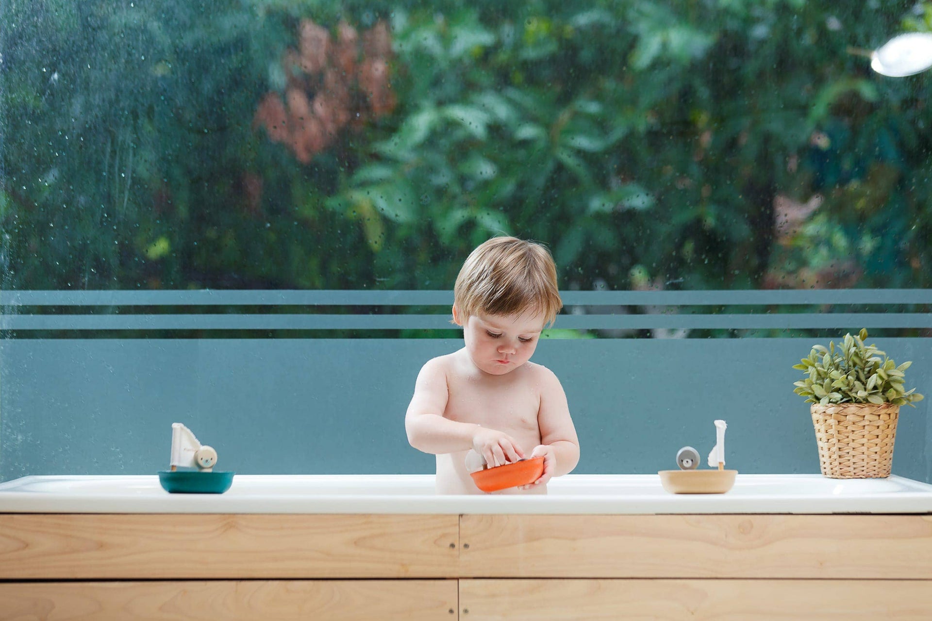 PlanToys - Arctic Sailing Boat Bath Toy - Penguin