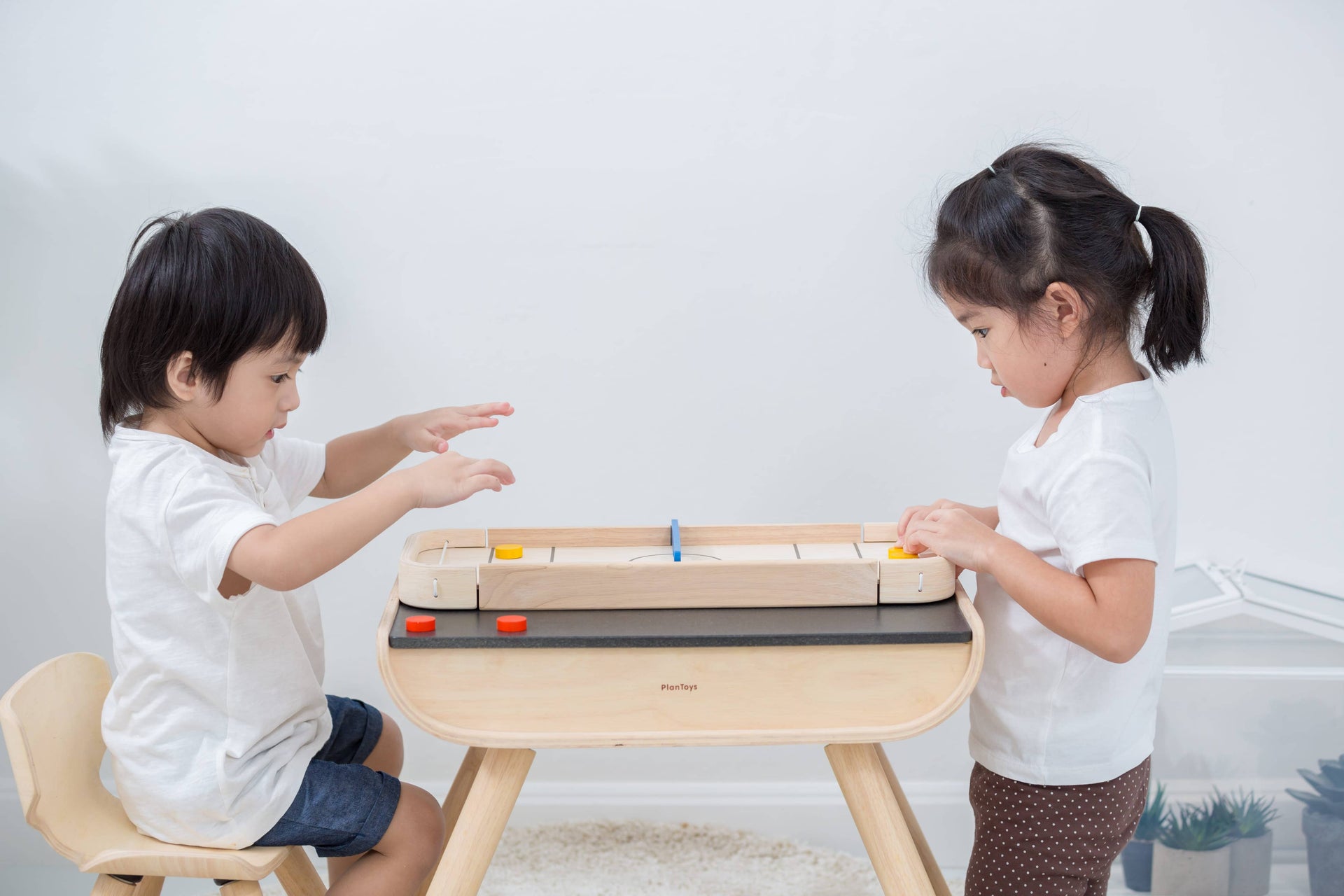PlanToys - 2-in-1 Shuffleboard Game