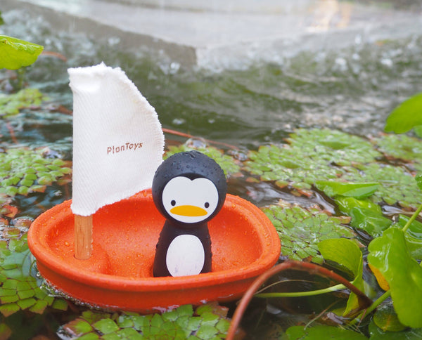 PlanToys - Arctic Sailing Boat Bath Toy - Penguin