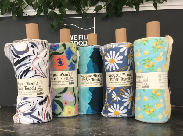 Un Paper towels rolls